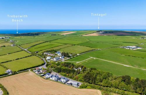 Camelford Casa | Shackled-Am-Not - Luxury home sleeps 8 with hot tub and games room North Cornwall