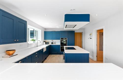 Camelford Casa | Shackled-Am-Not - Luxury home sleeps 8 with hot tub and games room North Cornwall