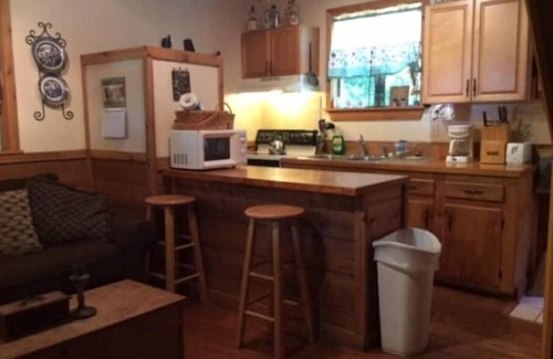 Bogalusa Cabina | Shaded Creekside Cabin