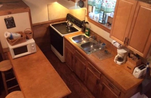 Bogalusa Cabina | Shaded Creekside Cabin