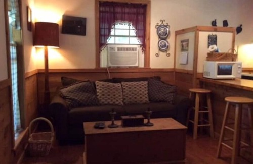 Bogalusa Cabina | Shaded Creekside Cabin