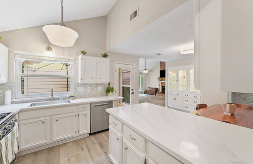 Grogan's Mill Casa | Shaded Poolside Haven In The Woodlands