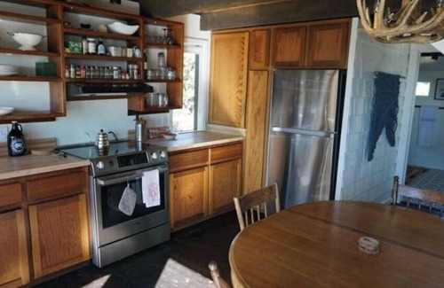 Pine Cove Cabina | SHADOW PINE LODGE 1925 OLD HUNTING LODGE.