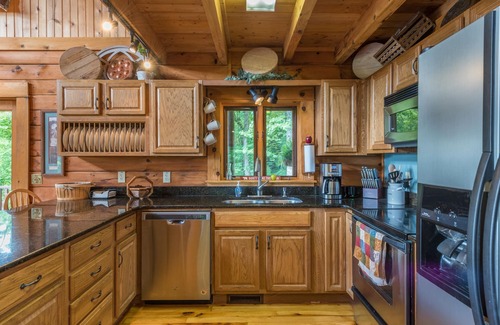 Fletcher Cabina | Shadow Ridge Retreat | Pet Friendly + Stunning Mountain Views