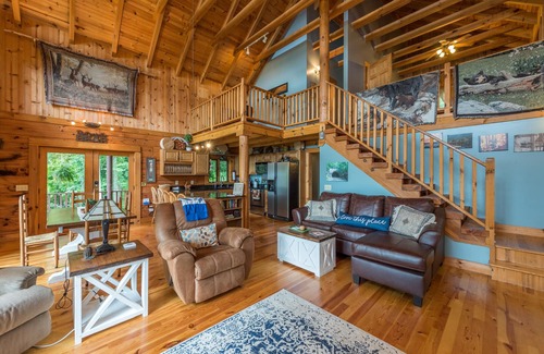 Fletcher Cabina | Shadow Ridge Retreat | Pet Friendly + Stunning Mountain Views