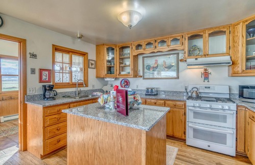 Fruita Casa | Shady Acres: Two Living Areas & Book Collection!