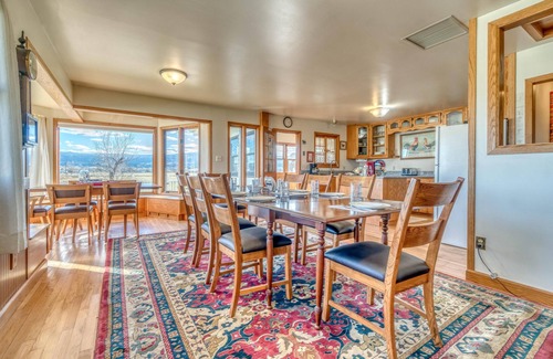 Fruita Casa | Shady Acres: Two Living Areas & Book Collection!