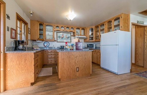 Fruita Casa | Shady Acres: Two Living Areas & Book Collection!