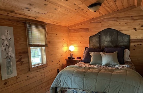 Moncks Corner Cabaña | Shady cottage/ lovely oak canopy