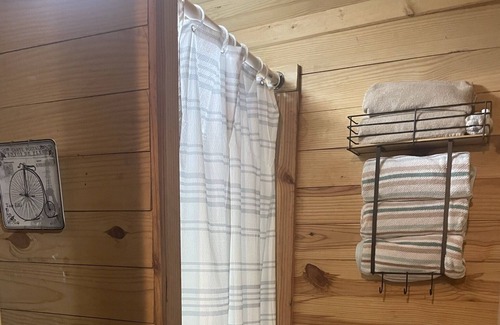 Moncks Corner Cabaña | Shady cottage/ lovely oak canopy