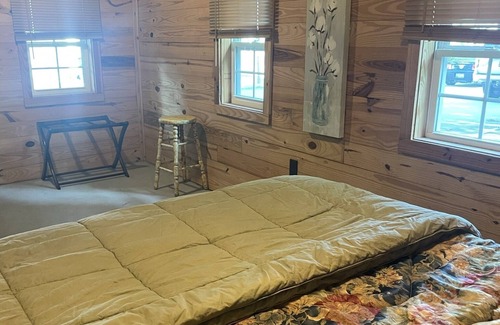 Moncks Corner Cabaña | Shady cottage/ lovely oak canopy