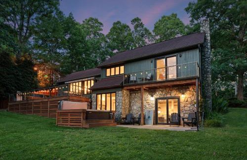 Sherrills Ford Casa | Shady Daze: Waterfront Home w Deck Hot Tub Lake Views