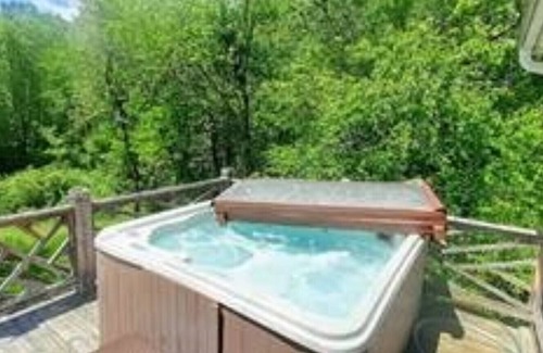 Summerlee Casa | Shady Lane Oasis in Fayetteville