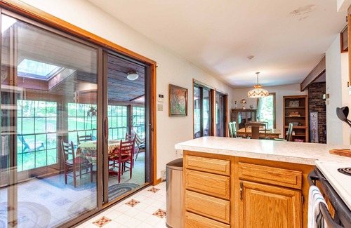 East Stroudsburg Casa | Shady Oak Cottage | Fire Pit | BBQ