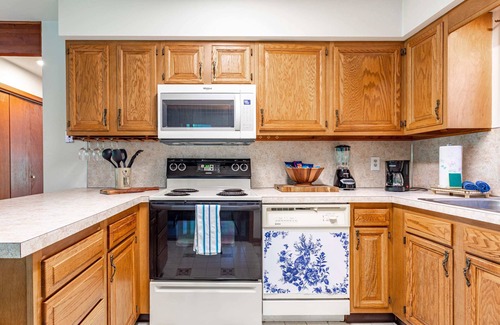East Stroudsburg Casa | Shady Oak Cottage | Fire Pit | BBQ