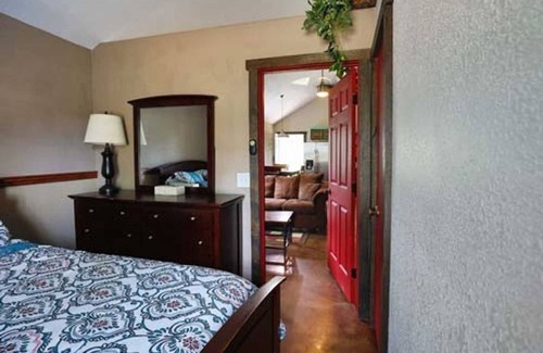 Hugo Cabina | Shady Oaks RV Resort 1 Bedroom Modern Cabin