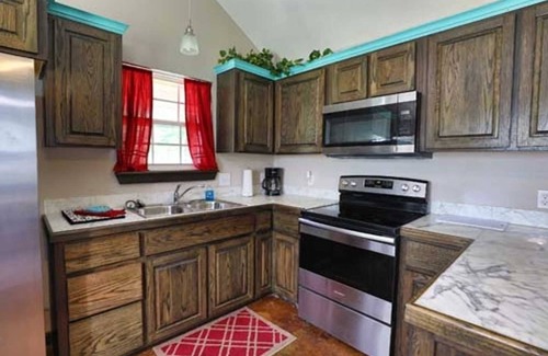 Hugo Cabina | Shady Oaks RV Resort 1 Bedroom Modern Cabin