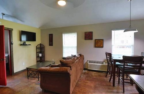 Hugo Cabina | Shady Oaks RV Resort 1 Bedroom Modern Cabin
