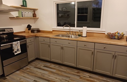Talladega Cabaña | Shady Oaks Charming 2-bedroom cottage in Talladega