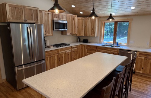 Tomahawk Cabina | Shady Rest Cabin #12, Brand-New 4-Bedroom Lakeside Cottage