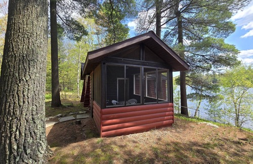 Rhinelander Cabina | Shady Rest Cabin #6, Lakefront, Beach, Dock, Swimming, Firepit