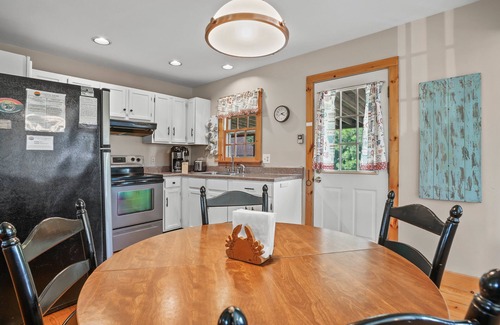 Piney Island Casa | Shady Side - Water access, screened porch!