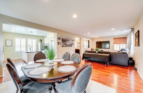 Fontana Casa | Shady Trails Fontana Home w / Loft + Patio amueblado