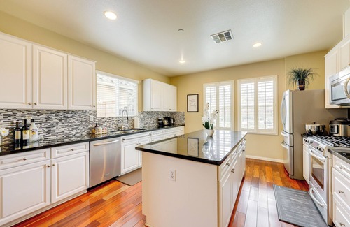 Fontana Casa | Shady Trails Fontana Home w / Loft + Patio amueblado