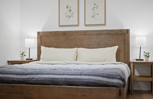 Shadyside Casa | Shadyside, Pittsburgh !A Modern and Bright Private Bedroom with Shared Bathroom