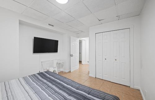 Shadyside Casa | Shadyside, Pittsburgh !A Modern and Bright Private Bedroom with Shared Bathroom
