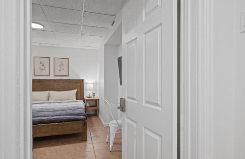 Shadyside Casa | Shadyside, Pittsburgh !A Modern and Bright Private Bedroom with Shared Bathroom