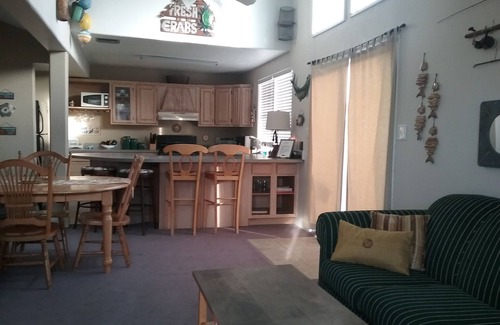 Slidell Casa | 'Shaggy Shack', un relajante campamento de 2 dormitorios / 2 baños con terraza elevada