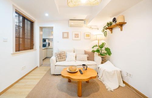 Xuhui Apartamento | Shanghai Hills & Well-time Woodland 2B Suite close to Photospot Wukang Mansion