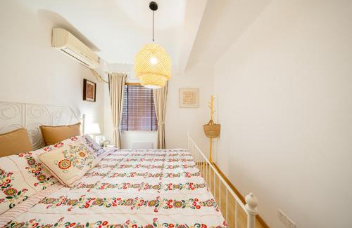 Xuhui Apartamento | Shanghai Hills & Well-time Woodland 2B Suite close to Photospot Wukang Mansion