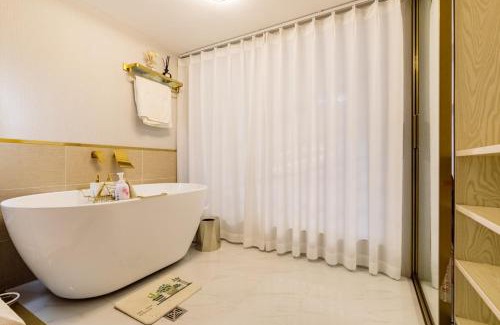Pudong Apartamento | Shanghai Stylish Loft near Riverside Smart Home & Bathtub 上海精装复式公寓近黄浦江