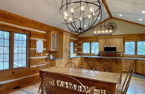 Eagle Lake Cabina | Shangri-Log: Cabin on Moose Lake with Sauna, Hot Tub, Dock