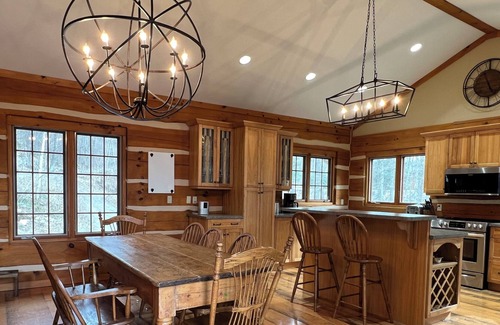 Eagle Lake Cabina | Shangri-Log: Cabin on Moose Lake with Sauna, Hot Tub, Dock