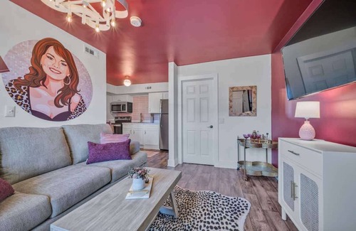 Buena Vista Apartamento | Shania Twain Themed Apartment!