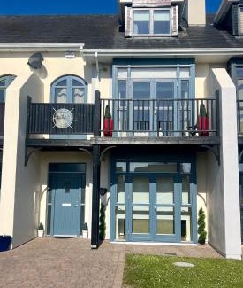Tarmonbarry Casa | Shannonside - Stylish 5 Bed Marina home & 40ft mooring