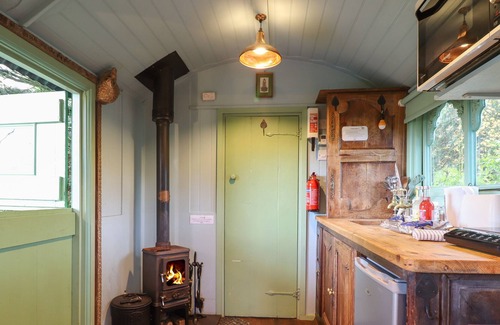 Newcastle-on-Clun Cabaña | SHANTI, pet friendly, character holiday cottage in Beguildy