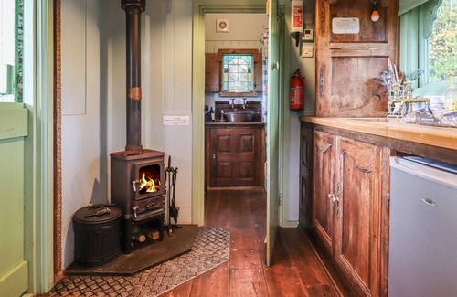 Newcastle-on-Clun Cabaña | SHANTI, pet friendly, character holiday cottage in Beguildy