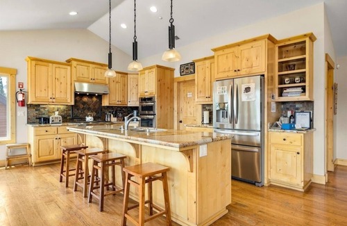 South Lake Tahoe Casa | Shaquinaw! 5 Bedroom Home by RedAwning