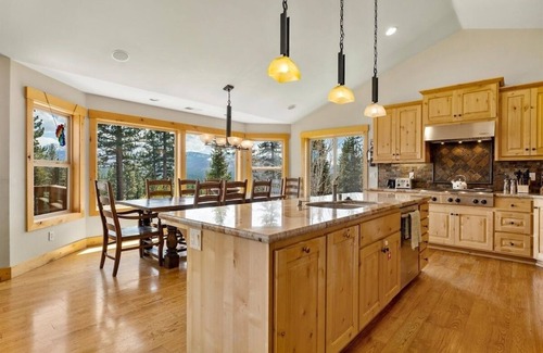 South Lake Tahoe Casa | Shaquinaw! 5 Bedroom Home by RedAwning