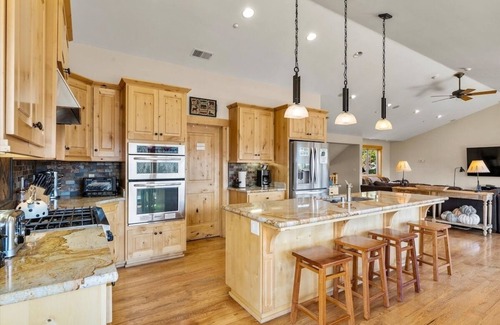 South Lake Tahoe Casa | Shaquinaw! 5 Bedroom Home by RedAwning
