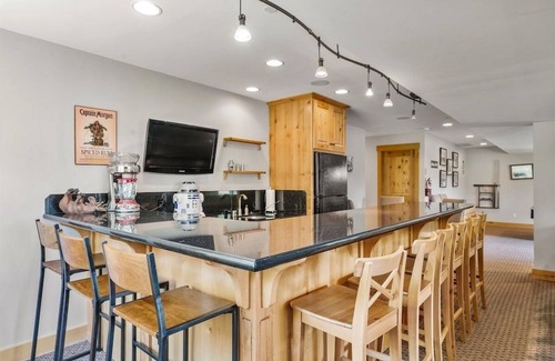 South Lake Tahoe Casa | Shaquinaw! 5 Bedroom Home by RedAwning