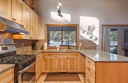 Overlook Park Casa | SHARC, Wooded View, Huge Deck, Pet Friendly