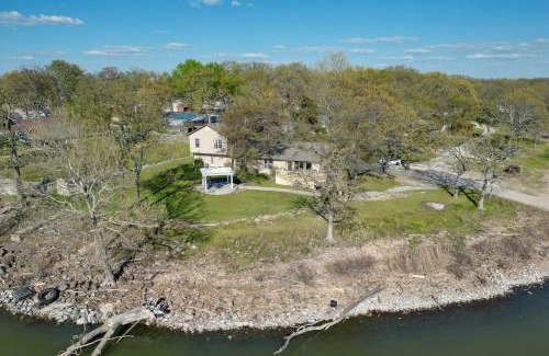 Grove Casa | Shared Boat Ramp Waterfront Home in Grove