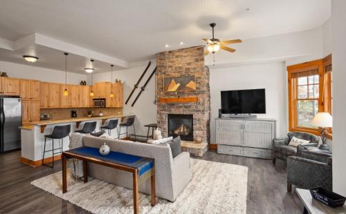 Steamboat Springs Casa | Shared Hot Tub,1 Car Garage, Dining & Grocery, Walk to Shops, On Bus Route