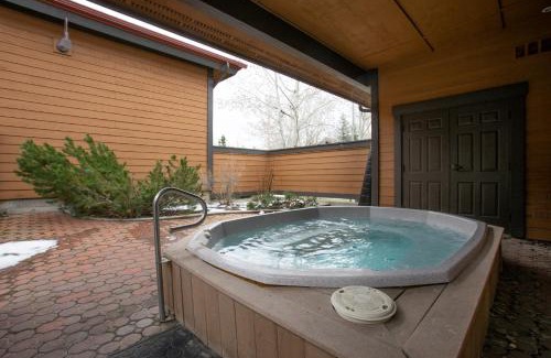 Steamboat Springs Casa | Shared Hot Tub,1 Car Garage, Dining & Grocery, Walk to Shops, On Bus Route