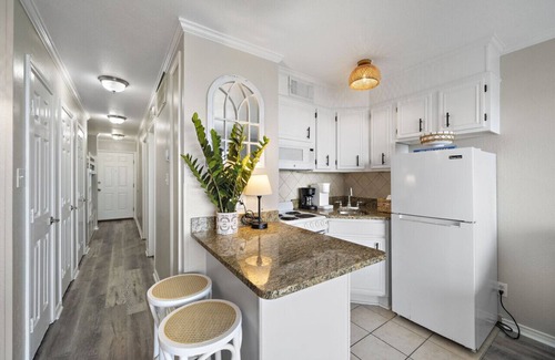 Galveston Condominio | Shared pools and picnic BBQ grill area
